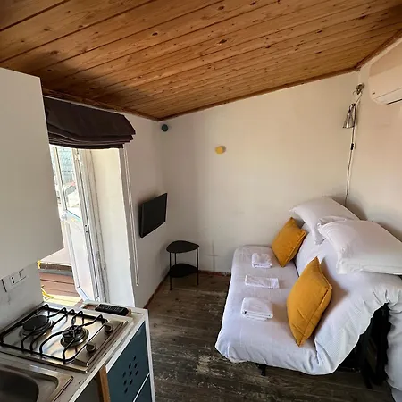 Tiny Nest Over Naples, Private Panoramic Terrace Campsite *